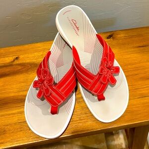 Clarks Cloudsteppers Red and White Flip Flop Sandals with Flowered Straps Size 9